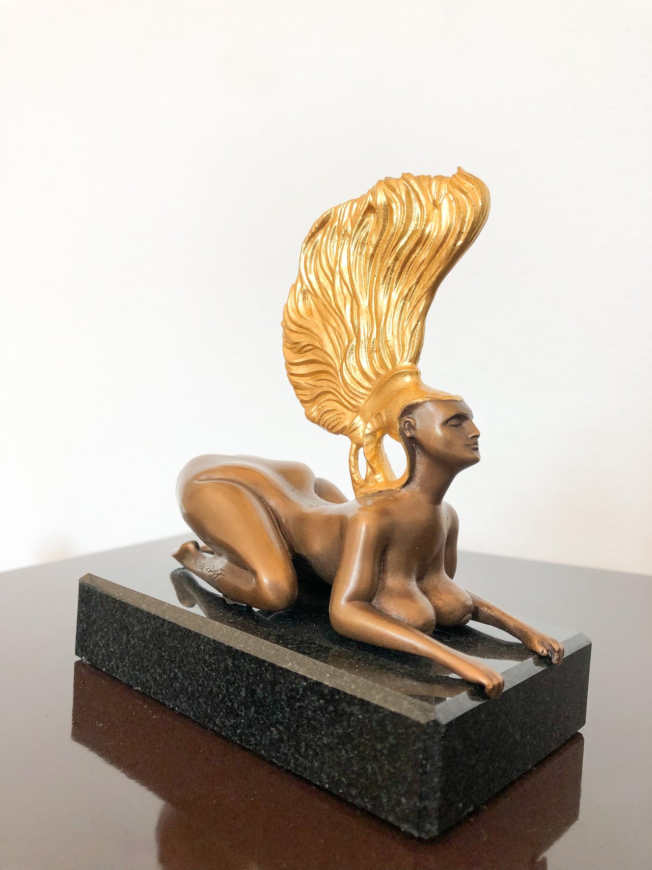 Sphinx mit Goldhelm